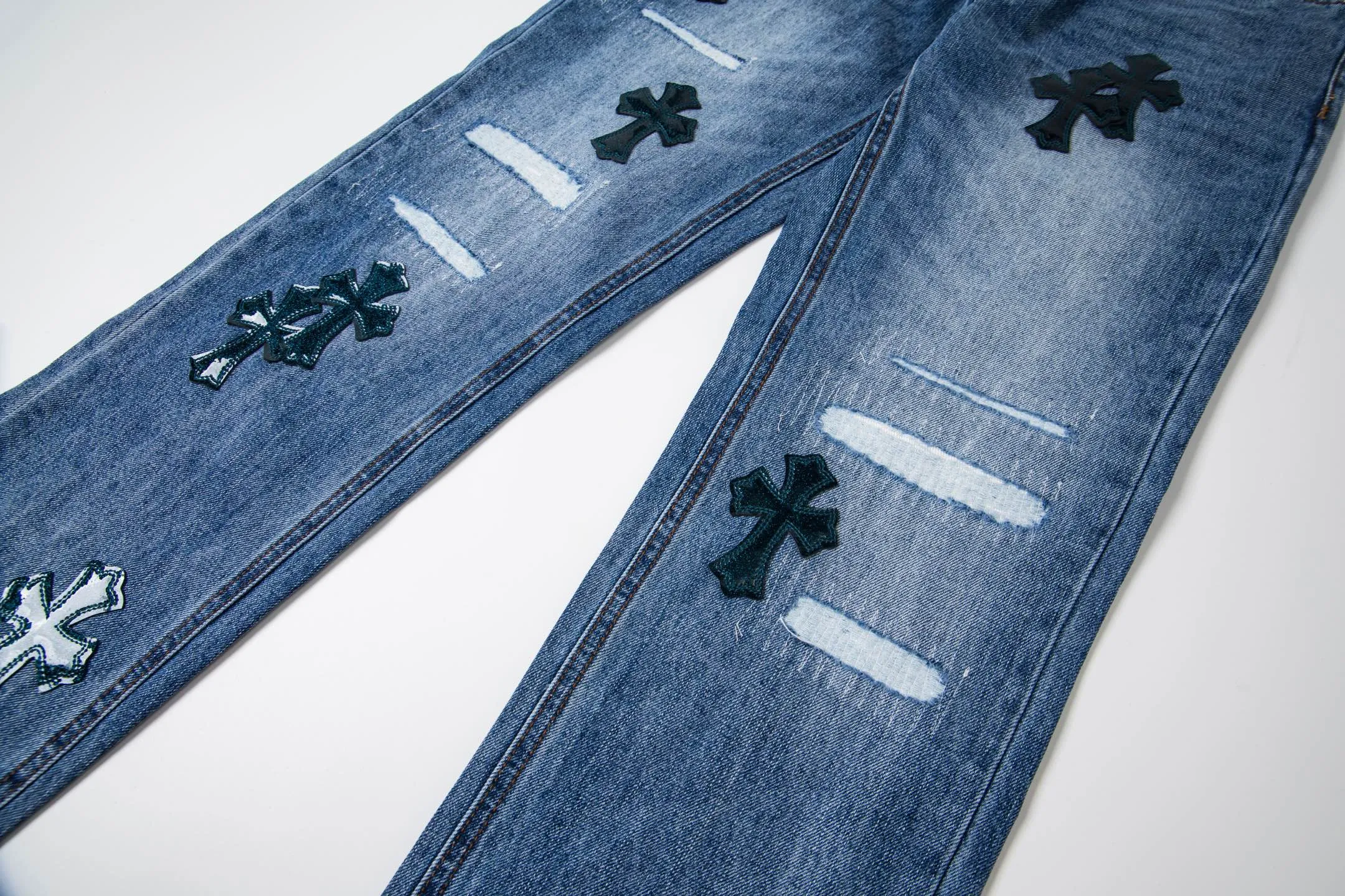 P280 (Higher version, evergreen style) Chrome Hearts/Chrome Hearts 25FW CH Blue Pants Starry Sky Hole Laminated Cross Bamboo Jeans. It adopts starry sky theme leather elements, mostly presented in the shape of a cross, with glitter on the leather surface. Unique design with simple and elegant details, exquisite workmanship, neat lines of the entire trousers, and perfect details! It’s also so cool that both men and women can easily control it. It’s a gender-neutral trendy up version. Style number: 1766# Color: blue Size: 28 30 32 34 36